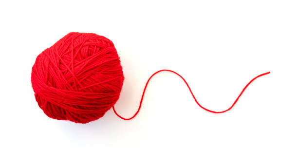 bola con hilo rojo y cuerda fina aislada sobre blanco - twisted yarn fotografías e imágenes de stock