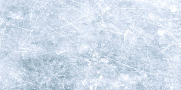 glace rayée naturelle à la patinoire comme texture ou arrière-plan pour la composition hivernale, grande image longue - glace photos et images de collection