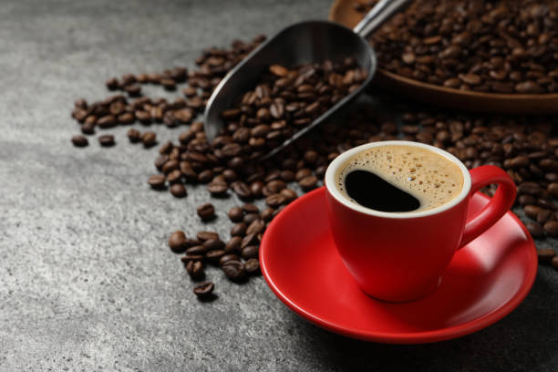 tasse aromatischer kaffee und bohnen auf grauem tisch. platz für text - cafeteria stock-fotos und bilder