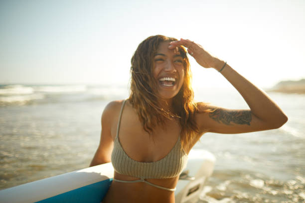 paddle surf - beach women swimwear summer photos et images de collection