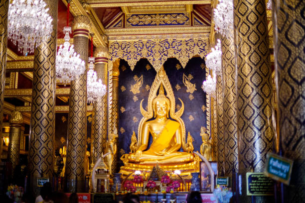 왓 프라 스리 라타나 마하그 사원의 황금 불상, 태국 피사눌록 - editorial thailand spirituality gold 뉴스 사진 이미지