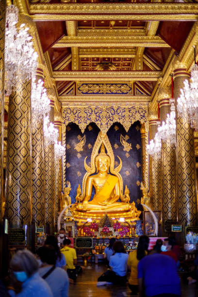 왓 프라 스리 라타나 마하그 사원의 황금 불상, 태국 피사눌록 - editorial thailand spirituality gold 뉴스 사진 이미지