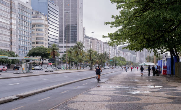 morgenansicht von der copacabana avenue in rio - brazil bicycle rio de janeiro outdoors stock-fotos und bilder