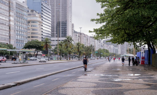 vista de la mañana desde la avenida copacabana en río - brazil bicycle rio de janeiro outdoors fotografías e imágenes de stock