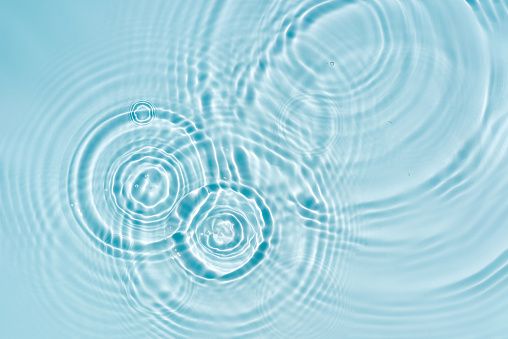 Textura de agua azul, superficie de agua de menta azul con anillos y ondulaciones. Antecedentes del concepto de spa photo