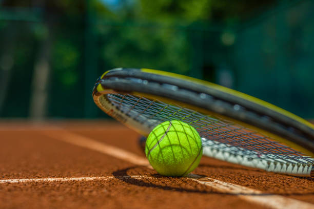 tennis racket and tennis ball - tennis court tennis ball racket imagens e fotografias de stock