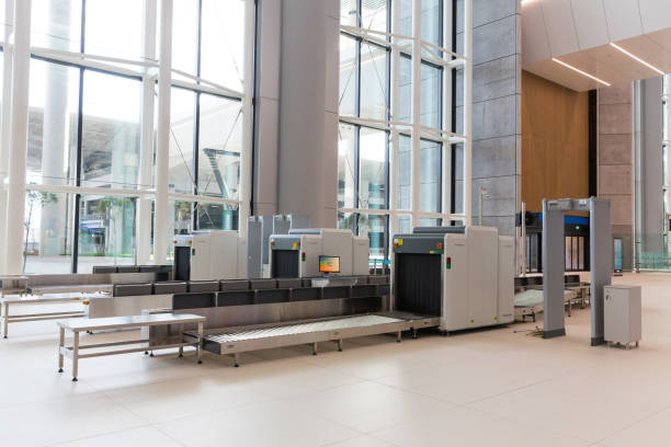 macchine a raggi x al punto di controllo di sicurezza del terminal dell'aeroporto di istanbul, turkiye - airport screening foto e immagini stock