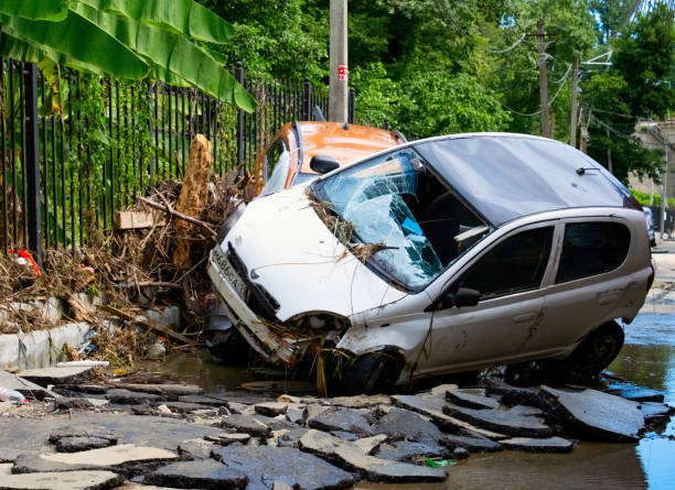 destroyed cars after tropical rain and mudslides. - hurricane florida 個照片及圖片檔