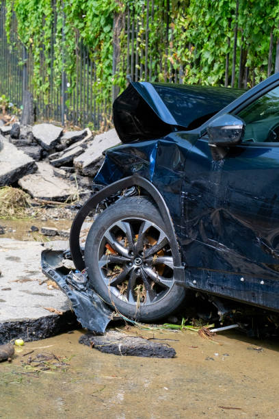 разрушенные автомобили после тропических дождей и оползней. - hurricane florida стоковые фото и изображения