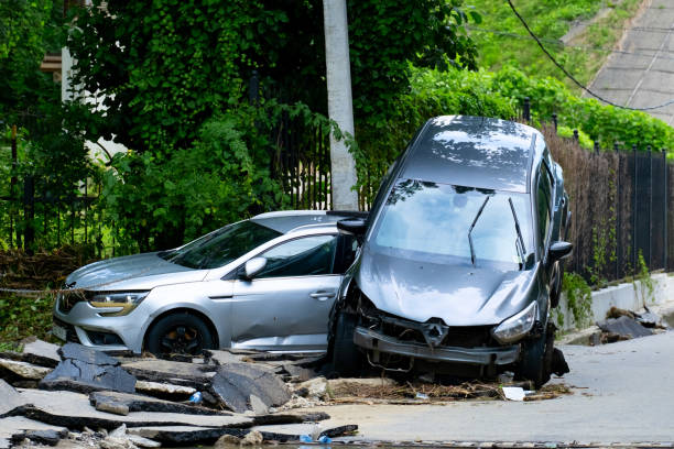 zniszczone samochody po tropikalnym deszczu i lawinach błotnych. - tornado storm road disaster zdjęcia i obrazy z banku zdjęć