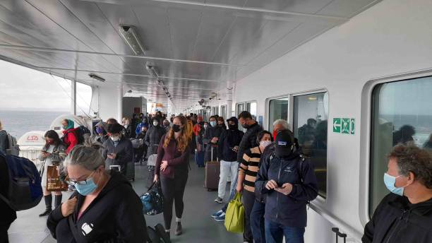 canada, bc ferries, embarquement des passagers des traversiers, terminal de ferry de swartz bay, île victoria vancouver colombie-britannique - ferry british columbia vancouver vancouver island photos et images de collection