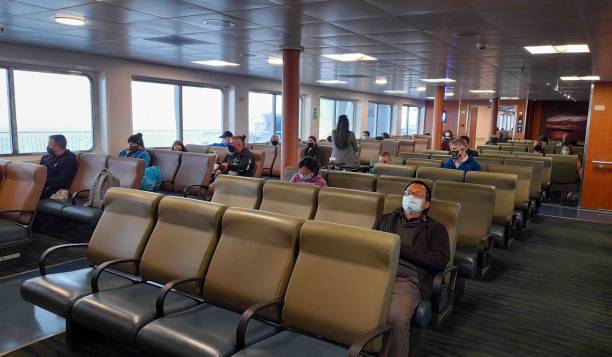 canada, à l’intérieur de bc ferries, victoria island vancouver colombie-britannique, personnes assises - ferry british columbia vancouver vancouver island photos et images de collection