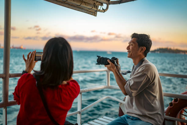 jeunes couples de touristes faisant un tour en ferry pendant leur voyage - freedom sunset landscape travel photos et images de collection