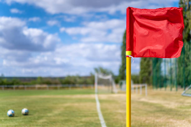 bandiera d'angolo in un campo da calcio che sventola nel cielo con spazio libero di testo nella tempesta - photo corner foto e immagini stock
