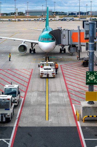 Personal de tierra que maneja una aeronave comercial en un aeropuerto photo