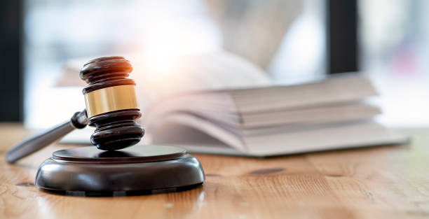 wooden brown judge gavel on the table, copy space, banner background. - autoriteit stockfoto's en -beelden