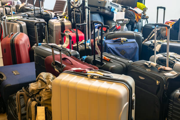 bagages couchés dans un aéroport en raison de la pénurie de personnel au sol - bagage photos et images de collection