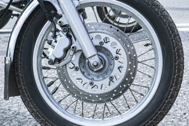 primer plano de la rueda delantera de una motocicleta - motorcycle engine brake wheel fotografías e imágenes de stock