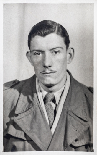 Joven con bigote, hacia 1948. Foto vintage en blanco y negro de un hombre de 20 años. photo