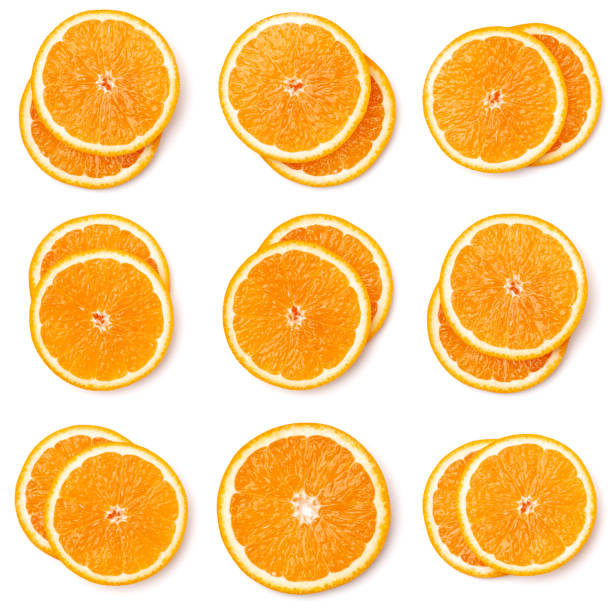 modello senza cuciture di fette di frutta arancione. fette d'arancia isolate su sfondo bianco. sfondo alimentare. posa piatta, vista dall'alto. - orange slices foto e immagini stock