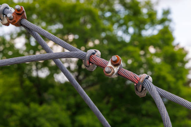 cable con sujeción con pernos y tuercas de, exterior - chain flexibility strength cloud fotografías e imágenes de stock