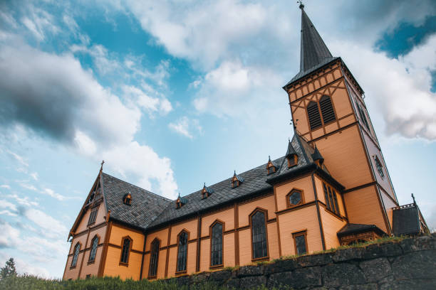 vågan church in the lofoten islands in norway - vaeroy imagens e fotografias de stock