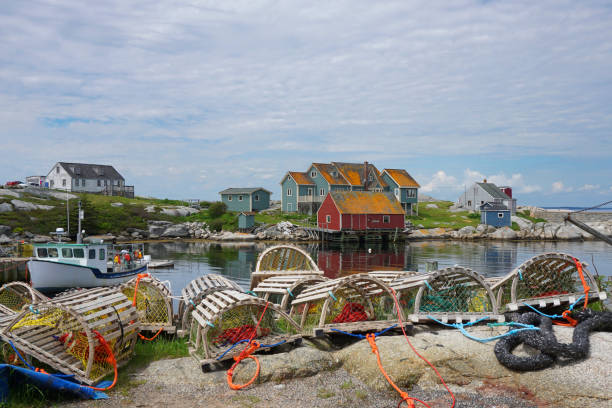 hummerfallen am ufer der peggys cove nova scotia - fishing village stock-fotos und bilder