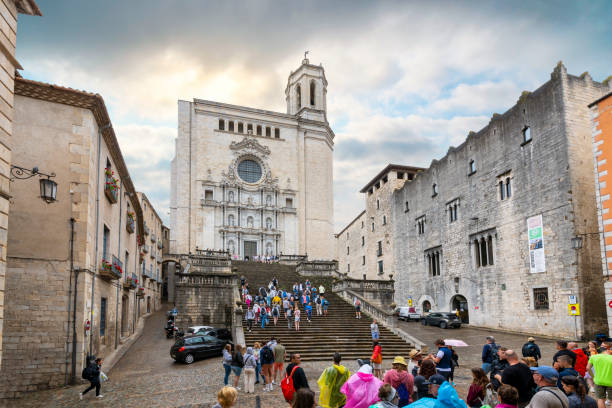 skupiny turistů stojí ve spodní části velkého schodiště do katedrály girona, v historickém středověkém centru girony ve španělsku. - girona - stock snímky, obrázky a fotky