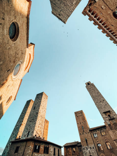 vista de ángulo bajo de las torres de san gimignano - san gimignano fotografías e imágenes de stock