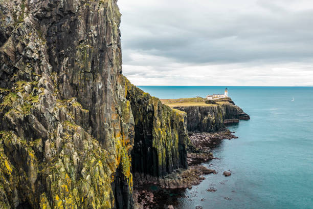 high cliff in scottish highlands with neist point lighthouse - lighthouse reef imagens e fotografias de stock