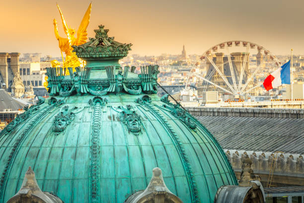 フランス、パリのオペラのキューポラの上の建築のパノラマ - opera opera garnier paris france france ストックフォトと画像