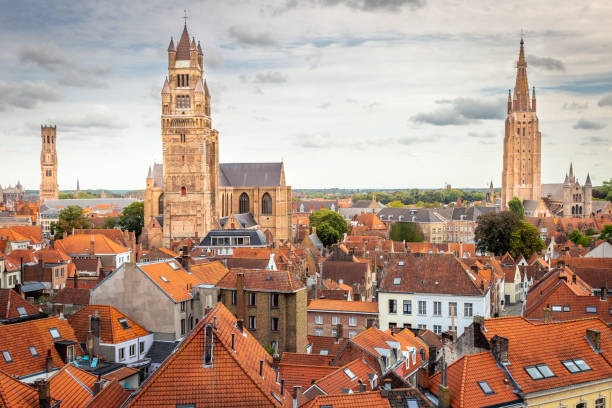 tres torres de brujas desde arriba con campanario e iglesia de nuestra señora - bruges town hall fotografías e imágenes de stock