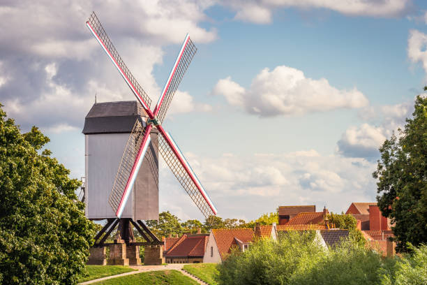 molinos de viento rústicos de madera en el idílico parque público de brujas, bélgica - belgium bruges windmill europe fotografías e imágenes de stock