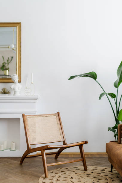 silla de madera, planta verde y alfombra en el suelo del salón - home decorating living room luxury fireplace fotografías e imágenes de stock