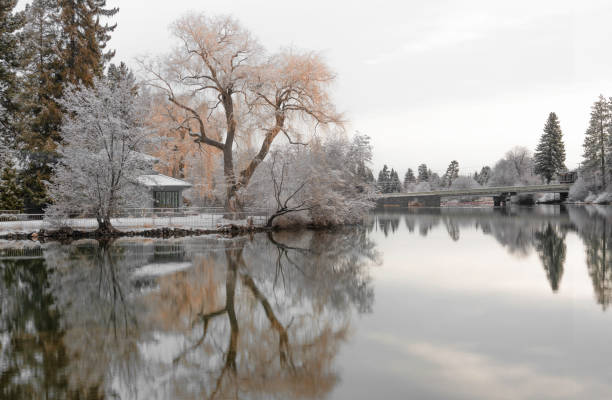 istock Mirror Pond, Bend, Oregon in winter 1411714852