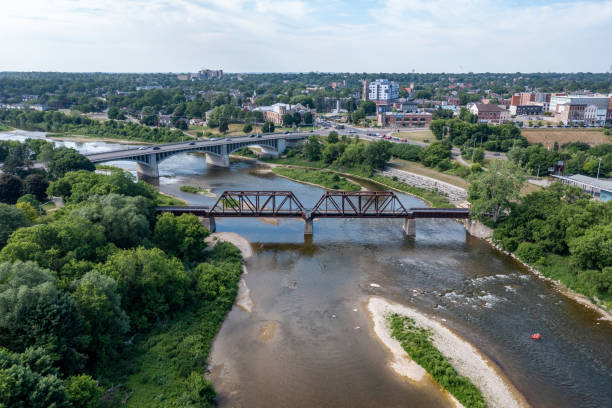 puente aéreo lorne y puente ferroviario en grand river, brantford, canadá - ontario spring bicycle city life fotografías e imágenes de stock