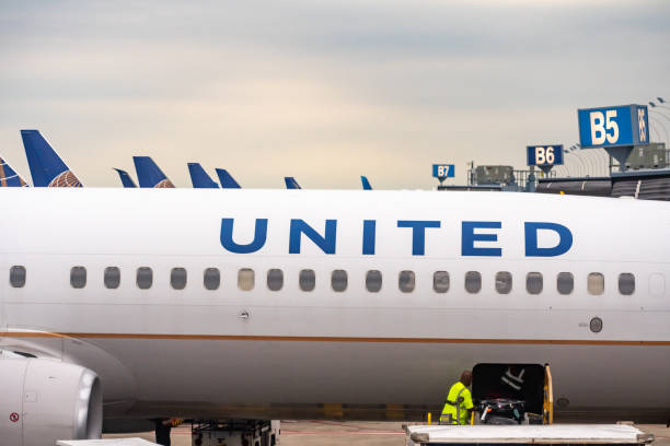 united airlines jet loading bei o'hare - airport usa business ohare airport stock-fotos und bilder