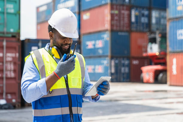 ingeniero de capataz creativo inteligente control de carga de contenedores de caja de carga de buque de carga para importación y exportación. concepto de logística, transporte, importación y exportación con espacio de copia - industrial ship dock worker engineer harbor fotografías e imágenes de stock