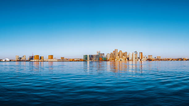 boston harbor vor sonnenaufgang - clear sky urban scene boston massachusetts stock-fotos und bilder