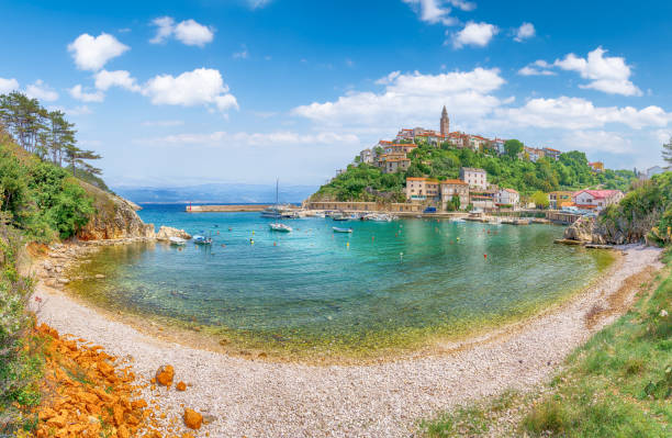 paisaje con el pueblo de vrbnik, isla de krk, croacia - krk fotografías e imágenes de stock