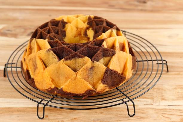 bundt marble cake or marmer cake is cake with marble effect made from two  different colours of batters. - marmer imagens e fotografias de stock