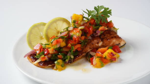 filete de salmón glaseado con salsa de mango, hierbas y limón - mango salsa fotografías e imágenes de stock