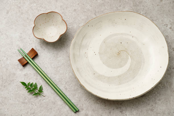 assiette vide japonaise avec baguettes sur table gris rétro - vue de dessus - chopsticks rest photos et images de collection