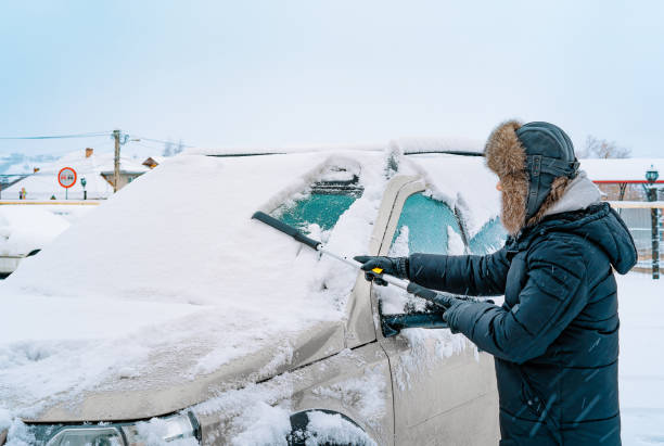 冬の日に車から雪を片付ける男 - snow car window ice scraper ストックフォトと画像