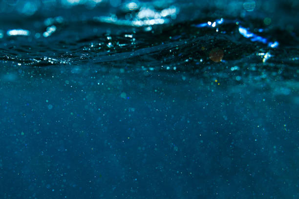 水中の泡。深青色の水中撮影 - under the surface ストックフォトと画像