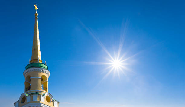 반짝이는 태양의 빛으로 푸른 하늘 배경에 클로즈업 기독교 교회 지붕 - god landscape majestic cross 뉴스 사진 이미지