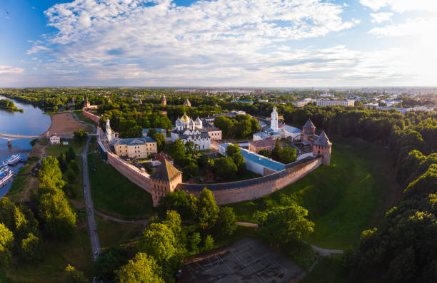 fortaleza do kremlin em veliky novgorod (novgorod, o grande), rússia - novgorod - fotografias e filmes do acervo