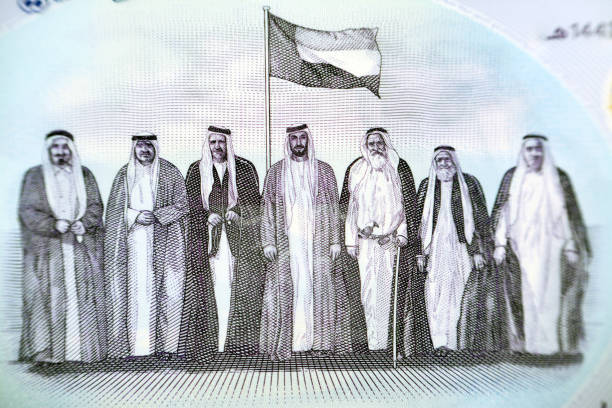 les sept pères fondateurs des émirats arabes unis avec drapeau après avoir signé le document syndical de l’avers du nouveau polymère commémoratif 50 cinquante dirhams avec mémorial aux martyrs - sheik zayed photos et images de collection