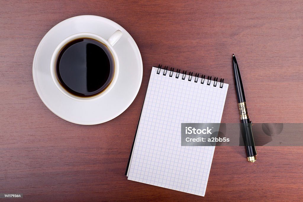 Tasse de café, ordinateur portable et stylo - Photo de Au-dessus de libre de droits