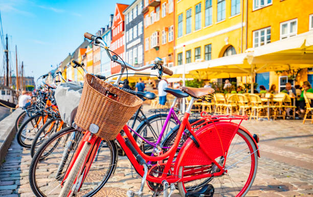 cidade velha de copenhague, porto de nyhavn, foco seletivo na bicicleta - denmark built structure copenhagen architecture - fotografias e filmes do acervo